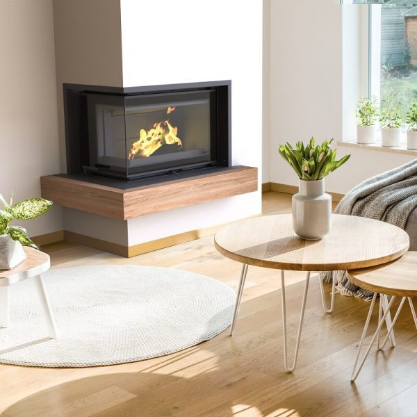 Une cheminée ou un poêle à bois est un investissement dans le confort de votre maison. Pour en profiter en toute sécurité et prolonger sa durée de vie, un bon entretien est indispensable. Voici les gestes clés pour prendre soin de votre installation. 1. Le ramonage : l'étape incontournable Le ramonage est la pierre angulaire de l'entretien de votre cheminée. Cette opération consiste à nettoyer l'intérieur du conduit de fumée pour éliminer la suie et le bistre (dépôt goudronneux). Pourquoi est-ce si important ? Les dépôts de suie et de bistre sont hautement inflammables. Un feu de cheminée est souvent causé par l'inflammation de ces résidus accumulés. De plus, un conduit propre assure un meilleur tirage, ce qui optimise la combustion et réduit la consommation de bois. À quelle fréquence ? La loi impose généralement un ramonage deux fois par an, dont une fois pendant la période de chauffe. Faites appel à un ramoneur professionnel : il vous fournira un certificat de ramonage, obligatoire pour être couvert par votre assurance en cas de sinistre. 2. Le nettoyage régulier du foyer Au-delà du ramonage, un entretien plus fréquent est nécessaire pour que votre feu brûle de manière optimale. Nettoyage des cendres : Videz le bac à cendres régulièrement pour éviter que les cendres n'étouffent les braises et n'empêchent l'air de circuler correctement. Un aspirateur à cendres est idéal pour cette tâche. Nettoyage de la vitre : La suie et la fumée peuvent encrasser la vitre de votre insert ou de votre poêle. Utilisez un produit spécifique pour vitres d'insert et une feuille de papier journal humide trempée dans la cendre froide pour la faire briller. 3. L'inspection annuelle : un contrôle de routine Une fois par an, il est recommandé de réaliser une inspection visuelle de votre installation. Foyer et conduit : Vérifiez qu'il n'y a pas de fissures ou de signes d'usure anormale sur le foyer et le conduit. Joints de porte : Si les joints d'étanchéité de la porte de votre poêle ou de votre insert sont usés, ils doivent être remplacés. Des joints en bon état garantissent un rendement optimal et évitent les fuites de fumée dans la pièce. Un entretien régulier est la clé pour profiter pleinement de la chaleur et de la sécurité de votre cheminée. En respectant ces étapes simples, vous assurez la longévité de votre appareil et la tranquillité d'esprit de votre foyer.